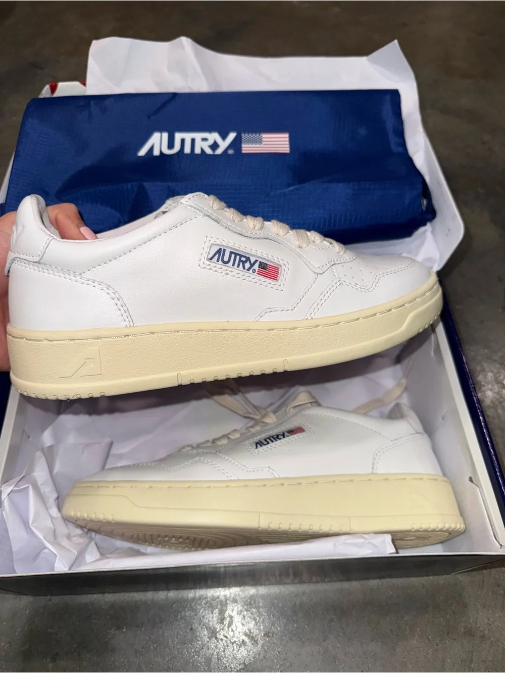 AUTRY SNEAKERS WOMAN MEDALIST LOW SNEAKER LEATHER, WHITE size 8 / EU 39